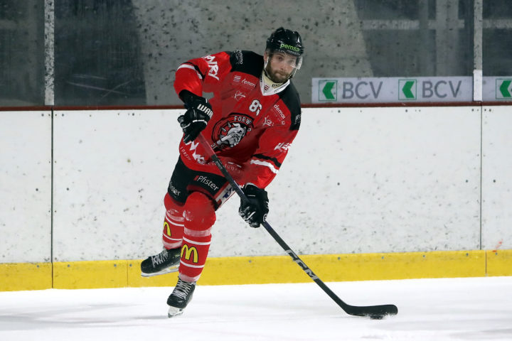 Forward part à l’assaut du leader