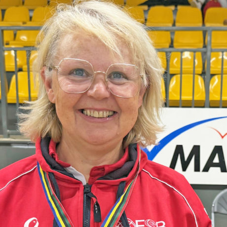 Une pointeuse parée de bronze