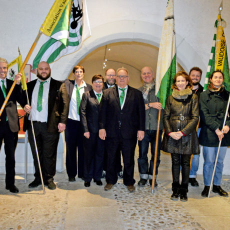Les drapeaux des tireurs sportifs remis au musée du Château
