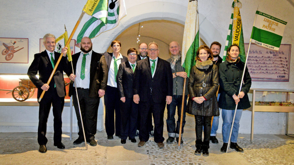 Les drapeaux des tireurs sportifs remis au musée du Château