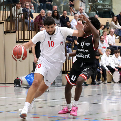 Les Red Devils ont dépecé les deux félins genevois