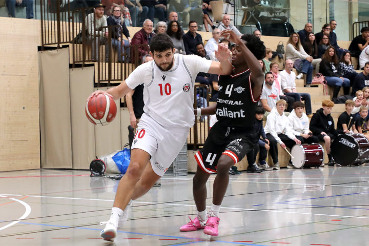 Les Red Devils ont dépecé les deux félins genevois