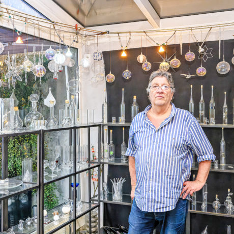 À Echandens, il façonne Noël au souffle et à la flamme