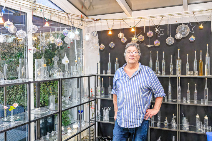 À Echandens, il façonne Noël au souffle et à la flamme