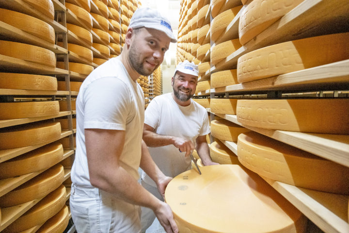 Leur Gruyère sera servi aux autorités
