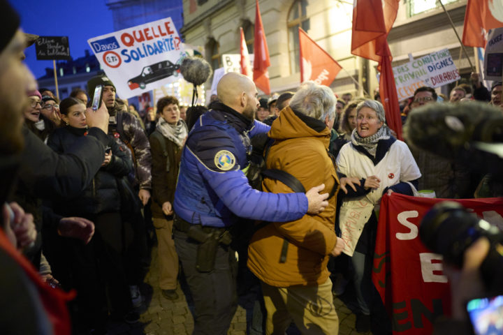 La tension entre les manifestants et les politiciens ont atteint un niveau sans doute jamais vu dans le canton. Photo: Yvain Genevay