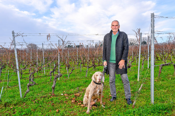 Il veille à ce que le débat soit serein