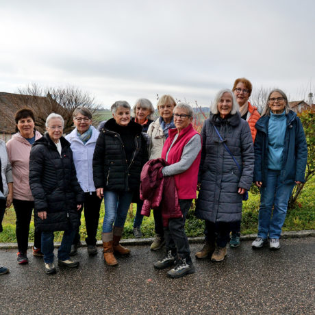 Les seniors gardent la forme grâce à une marche hebdomadaire