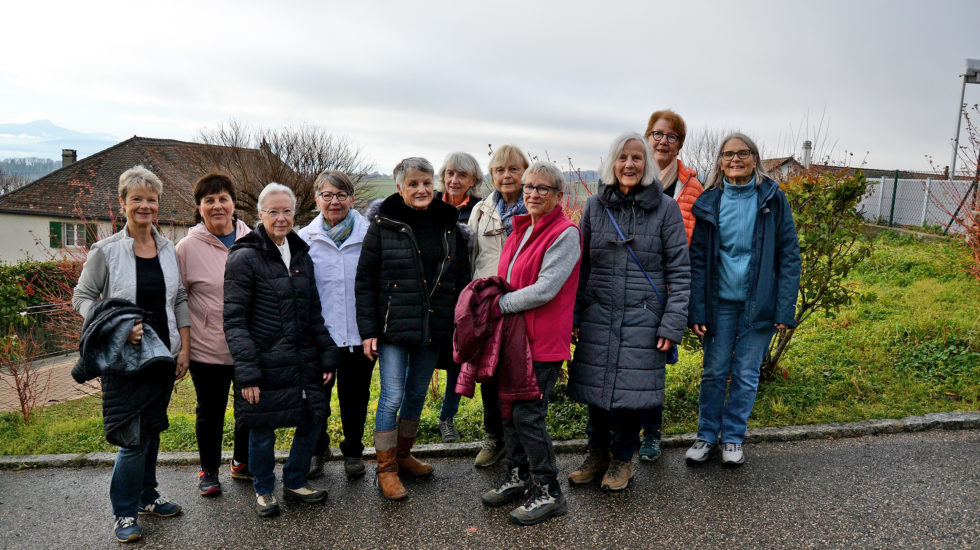 Les seniors gardent la forme grâce à une marche hebdomadaire