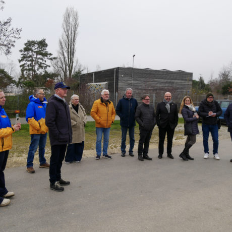 Les lions font un joli cadeau à différence solidaire