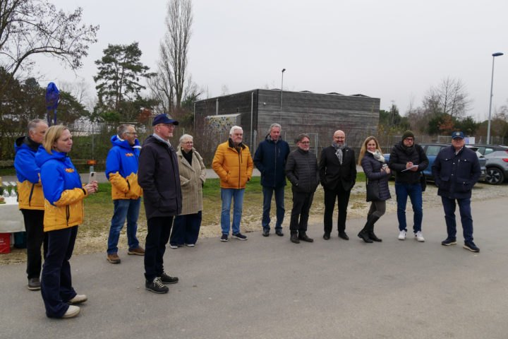 Les lions font un joli cadeau à différence solidaire