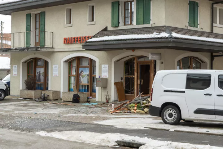 Le bancomat explosé à Bière reste une énigme