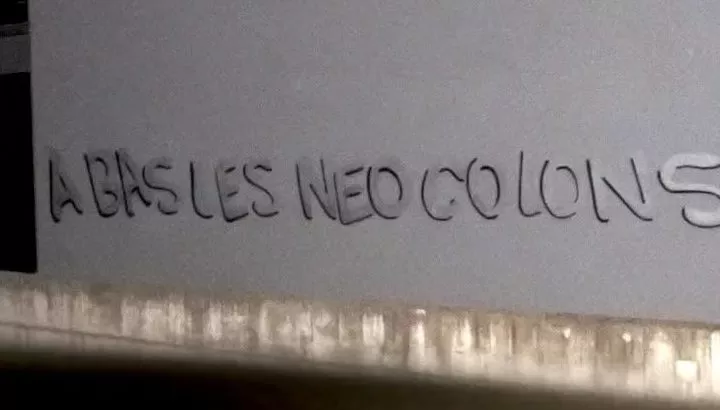 À Etoy, des militants murent et taguent le siège de Chiquita