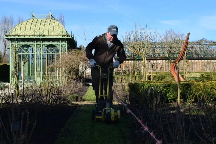 Au Château de Vullierens, les jardiniers s’affairent avant la rentrée