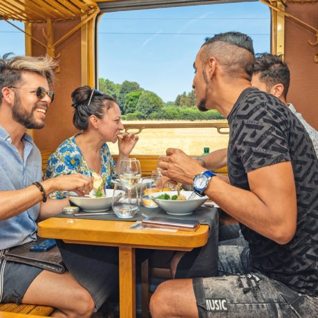 Le train spécial du tartare entre en gare!