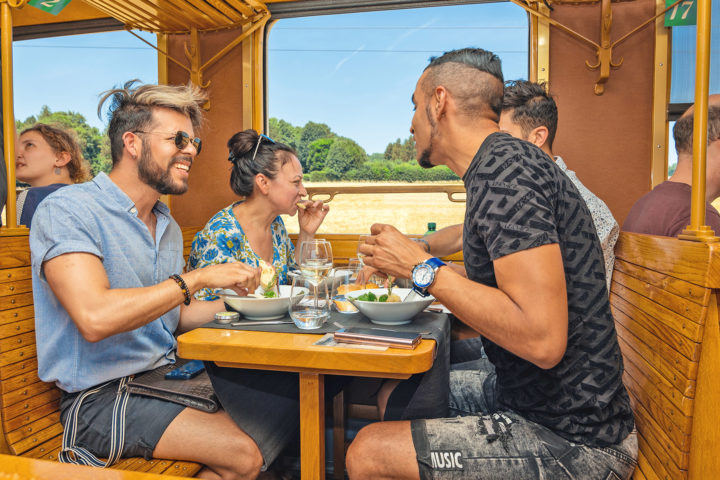 Le train spécial du tartare entre en gare!