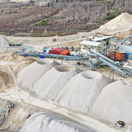 Une vague de gravier jusqu’au village