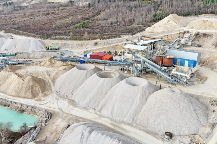 Une vague de gravier jusqu’au village