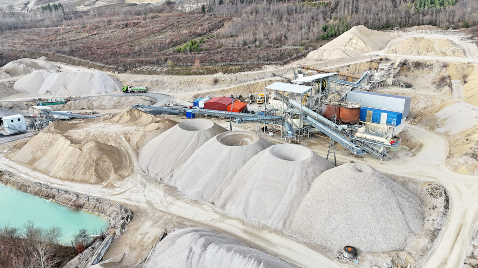 Une vague de gravier jusqu’au village