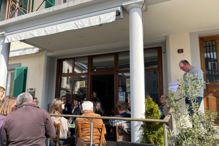 L'heure des résultats sur la terrasse de l'auberge.