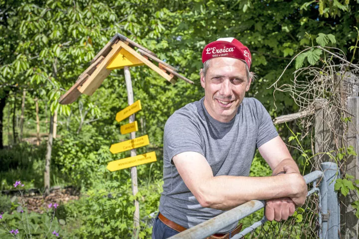 L&rsquo;apiculteur qui met ses convictions dans un bocal de miel