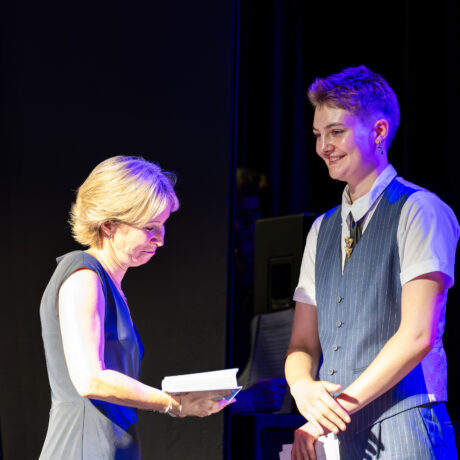 Les poèmes d’Eluard lui valent le prix de la meilleure dissertation