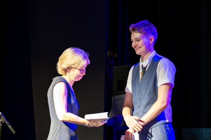 Les poèmes d’Eluard lui valent le prix de la meilleure dissertation