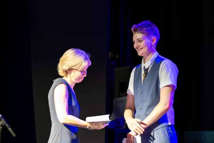 Les poèmes d’Eluard lui valent le prix de la meilleure dissertation