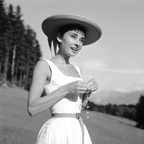 Audrey Hepburn pose son élégance au Musée Bolle