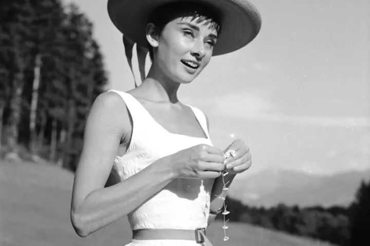 Audrey Hepburn pose son élégance au Musée Bolle