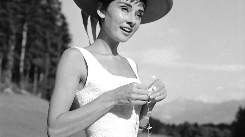 Audrey Hepburn pose son élégance au Musée Bolle