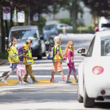 Des patrouilleurs veillent sur les enfants