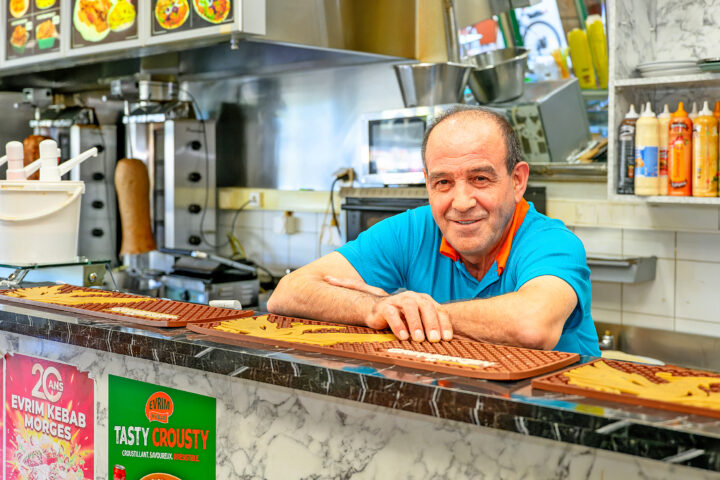 Gourmand, il régale avec son kebab